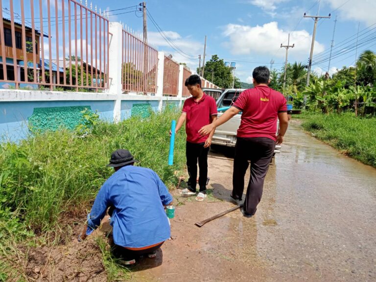 เจ้าหน้าที่กองช่าง ซ่อมประปาหมู่ที่ 5 บ้านรังเตี้ย ตำบลนิยมชัย