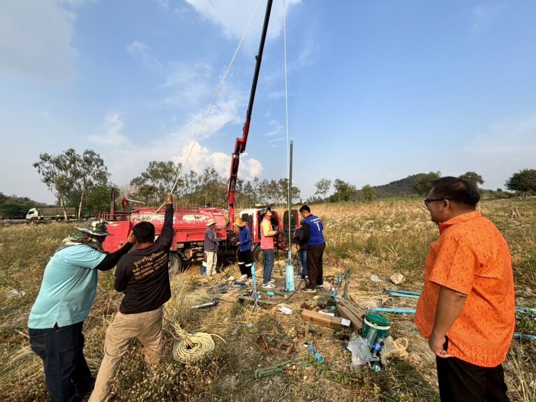 เจ้าหน้าที่กองช่าง ดำเนินการยกสเมิร์ฟ หมู่ที่ 11 บ้านสามแยกประดู่งาม องค์การบริหารส่วนตำบลนิยมชัย