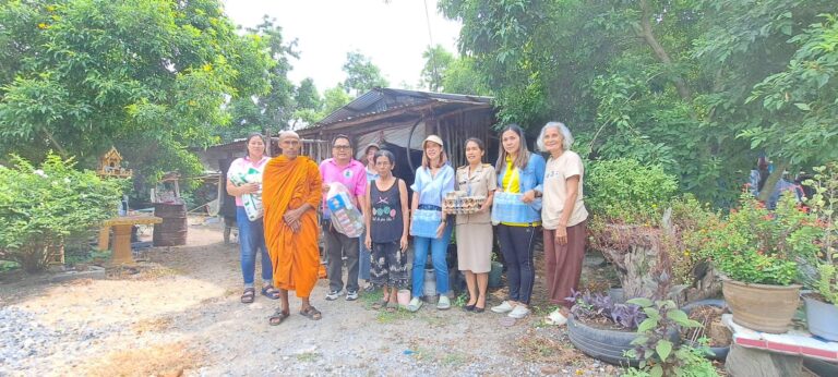 นายกองค์การบริหารส่วนตำบลนิยมชัย และพระครูปลัดชัยมงคลสราภิรักษ์ ลงพื้นที่มอบถุงยังชีพให้กับผู้ยากไร้ ในพื้นที่ตำบลนิยมชัย